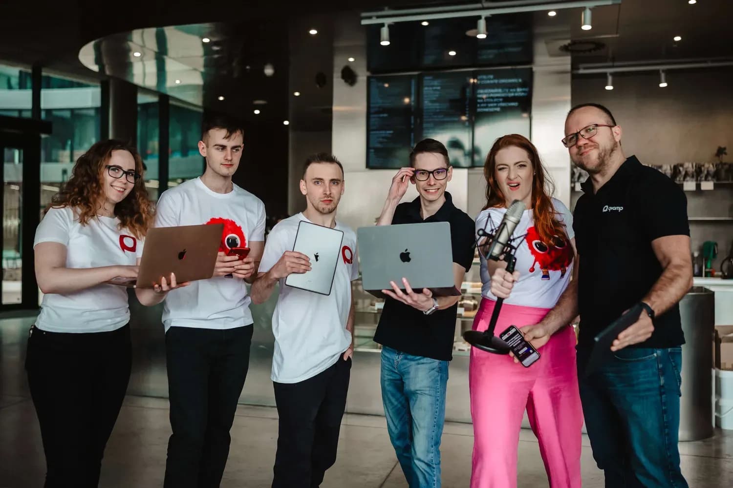 Tím Qvampu s notebookmi, tabletom a mikrofónom